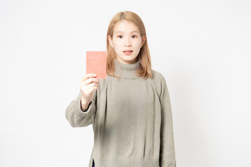 レッドカードを見せている若い女性