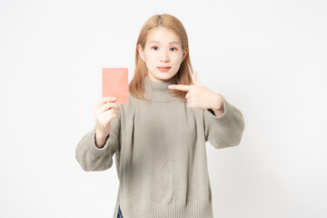 レッドカードを見せている若い女性