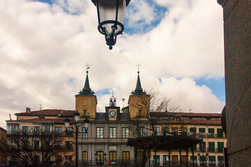 Ayuntamiento de Segovia, desde la Plaza Mayor del pueblo, en Castilla y Le&oacute;n, Espa&ntilde;a.