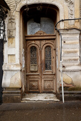 Fototapeta na wymiar old, wooden door in an old residential building