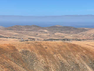 Fototapeta na wymiar Montañas desérticas en el interior de la isla de Fuerteventura. Islas Canarias. 