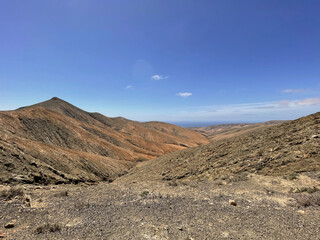 Fototapeta na wymiar Montañas desérticas en el interior de la isla de Fuerteventura. Islas Canarias. 