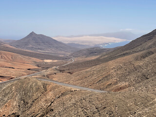 Montañas desérticas en el interior de la isla de Fuerteventura. Islas Canarias. 