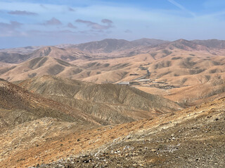 Montañas desérticas en el interior de la isla de Fuerteventura. Islas Canarias. 