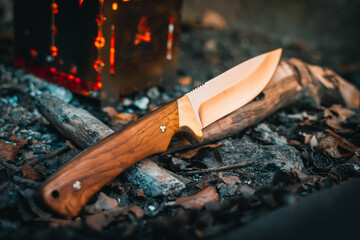 Bushcraft im Wald. Outdoor Feuer machen und kochen