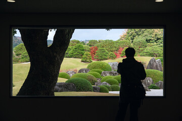 Japanese dry landscape garden through window　窓に切り取られた枯山水庭園...