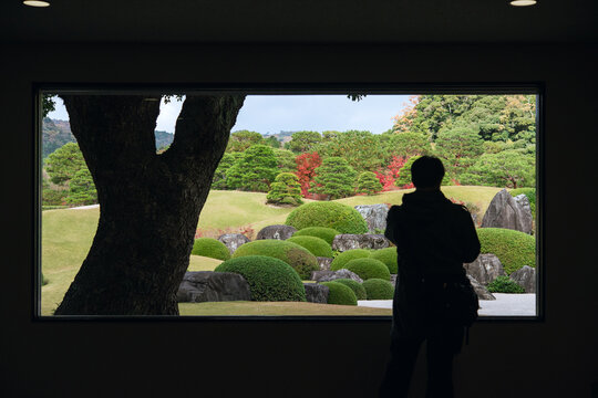 Japanese dry landscape garden through window　窓に切り取られた枯山水庭園 足立美術館