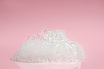 Drop of fluffy bath foam on pink background - obrazy, fototapety, plakaty
