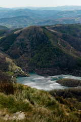 Naklejka na ściany i meble Lac de montagne vue depuis les trois couronnes au Pays Basque en Espagne