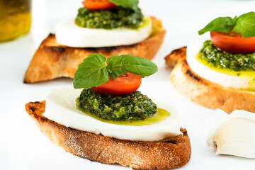 Bruschetta z mozarellą i pesto