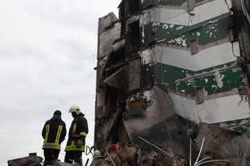 Bomberos trabajan en la limpieza de escombros y rescate de cuerpos de un edificio habitacional que...