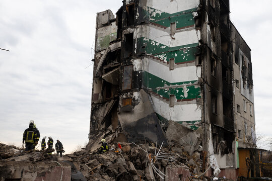 Bomberos trabajan en la limpieza de escombros y rescate de cuerpos de un edificio habitacional que fue destruido por un misil ruso en Bodoryanca Ucrania.