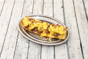 The panini or panino is a variety of sandwich of Italian origin, which has international distribution. A panino is usually made with a small roll or piece of bread, usually a ciabatta or rosette.