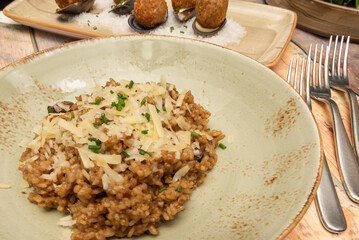 Delicious traditional Italian recipe, with creamy rice flavored with mushrooms, a touch of Parmesan cheese and truffle