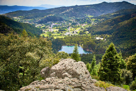bosque con un lago en medio y una ciudad en el fondo poblado entre monta&ntilde;as en un d&iacute;a nublado en mineral del chico hidalgo 