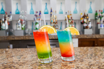 夏のバケーション気分を盛り上げる、カラフルでお洒落なカクテル
