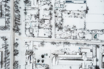 Obraz premium Snow-covered village, view from above. houses covered with snow, severe northern frosts