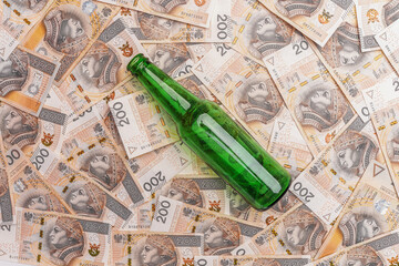 Butelka leżąca na banknotach