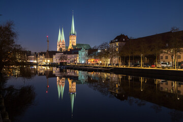Fototapeta na wymiar evening view of the center of Lübeck with reflection on the water surface