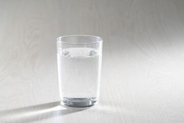 コップ一杯の水