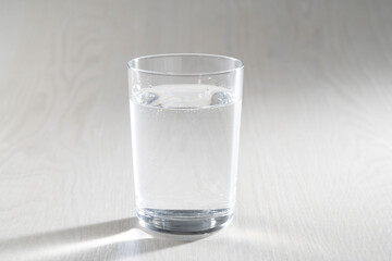 コップ一杯の水