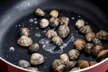 調理されるあさり　cooking