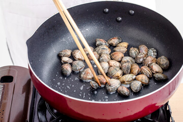 調理されるあさり　cooking