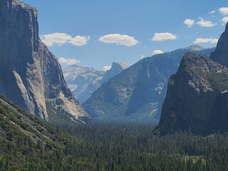 Obraz premium Views of the High Sierras from Tunnel View point in Yosemite Valley, California