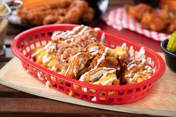 papas con pollo empanizado