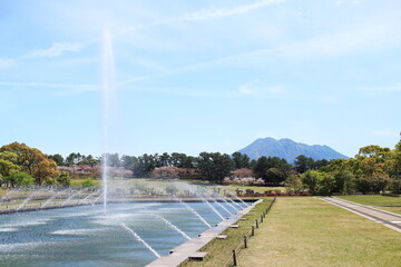 噴水の上がる吉野公園の自然風景