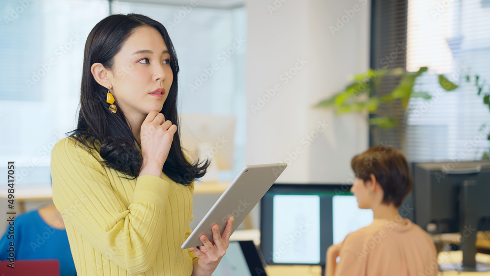 Aufkleber タブレットを使う女性社員