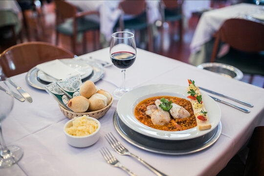 guiso servido en una mesa con vino