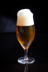 グラスに注がれるビール　beer	