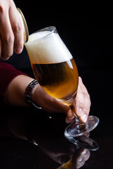 グラスに注がれるビール　beer	