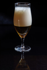 グラスに注がれるビール　beer	