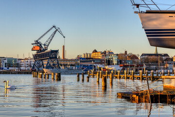 Fototapeta premium Blick auf Rostock im Sonnenaufgang Skyline