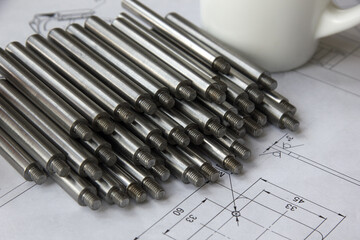 The threaded turning parts are in a row in the drawing. The production process at the factory