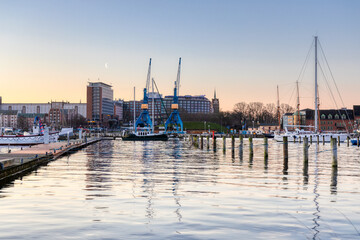 Blick auf Rostock im Sonnenaufgang Skyline