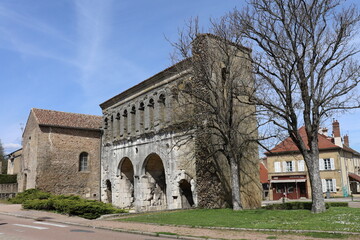 Fototapeta premium La porte Saint André, aussi appelée porte de Langres, porte de ville construite au 1er siècle, ville de Autun, département de la Saone et Loire, France