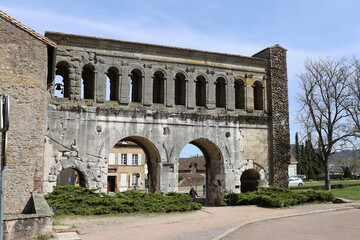 Fototapeta na wymiar La porte Saint André, aussi appelée porte de Langres, porte de ville construite au 1er siècle, ville de Autun, département de la Saone et Loire, France