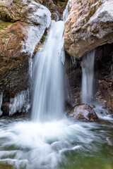 Kleiner Wasserfall an der Kuhflucht bei Farchant, Garmisch Partenkirchen, im Winter