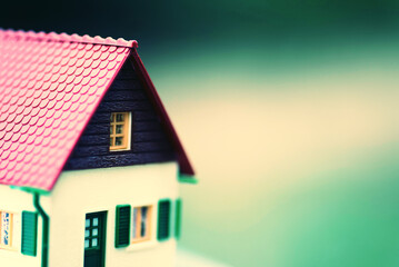 Ein Haus auf einem farbigen Hintergrund