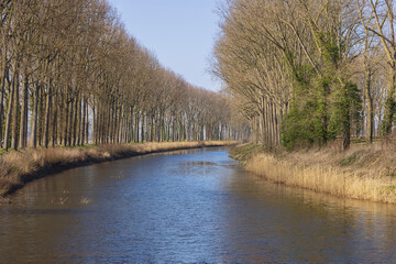 Obraz premium Bend in the Schipdonk Canal, near the crossing with the Damme canal