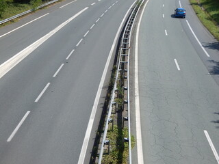 Une voiture bleue roule sur l'autoroute vers les vacances