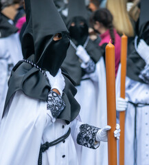 Semana santa Valladolid, hermandad del santísimo Cristo de Medinaceli con gran cirio y capirote negro - obrazy, fototapety, plakaty