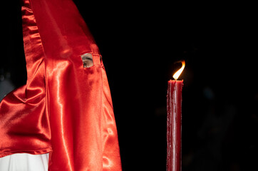 Semana santa Valladolid, hermandad y cofradía de las siete palabras portando vela encendida por la noche - obrazy, fototapety, plakaty