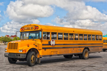 Fototapeta na wymiar Old yellow school bus