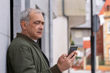 Obraz na płótnie Canvas adult man on the street using smartphone