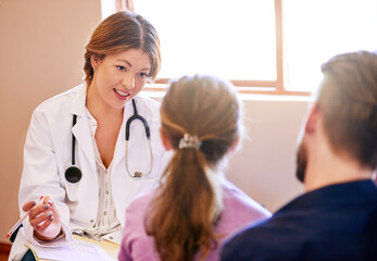 Obraz premium Shes invested in the health of all her patients. Shot of a pediatrician consulting with a man and his young daughter in her office.