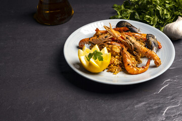 Paella valenciana de marisco